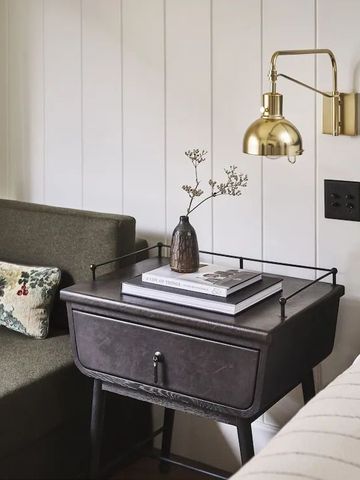 Nachttisch mit Designerleuchte und eleganten Accessoires in einem gemütlichen Zimmer
