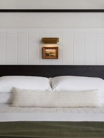 Elegantes Himmelbett mit plüschiger Bettwäsche in geschmackvollem Raum
