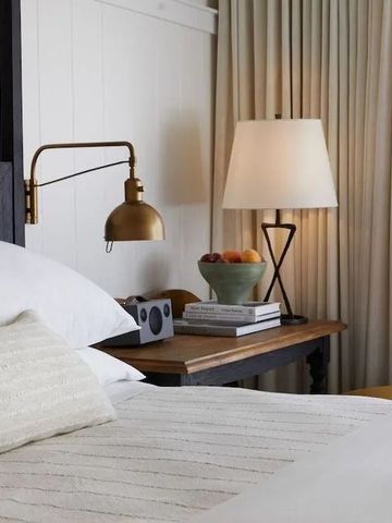 Elegantes Hotelzimmer mit gemütlichem Bett und stilvollem Nachttisch.