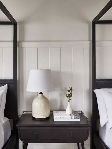 Hotelzimmer mit zwei Betten und eleganter Dekoration.