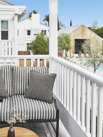 Gemütlicher Balkon mit Blick auf den Pool und die Gartenanlage.
