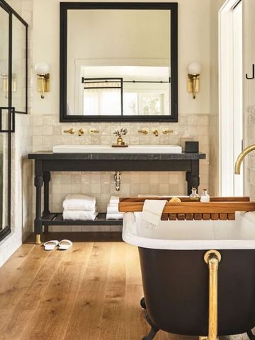 Luxuriöses Badezimmer mit freistehender Badewanne und eleganter Ausstattung.