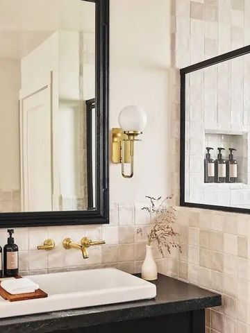 Elegantes Badezimmer mit modernen Armaturen und stilvollem Waschtisch.