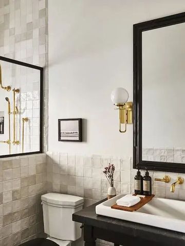 Modernes Badezimmer mit großem Spiegel und stilvollen Armaturen
