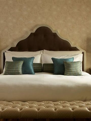 Elegantes Zimmer mit luxuriösem Kingsize-Bett und stilvollen Nachttischen