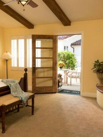 Helles Zimmer mit Holzbalkendecke und offenem Zugang zur Terrasse
