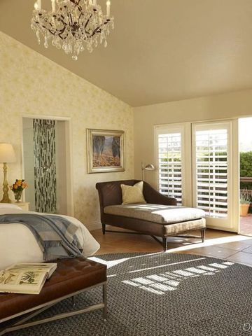 Elegantes Zimmer mit Kronleuchter und Zugang zum Garten