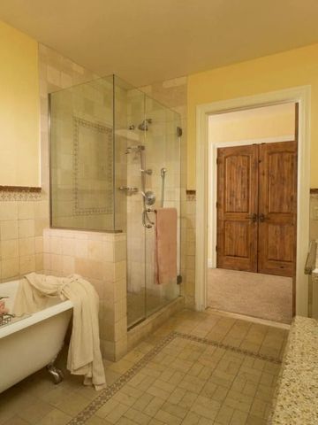 Modernes Badezimmer mit freistehender Badewanne und Dusche