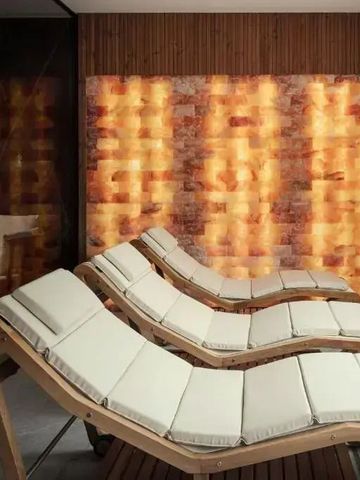 Wellnessraum mit beheizten Liegen und Salzsteinwand