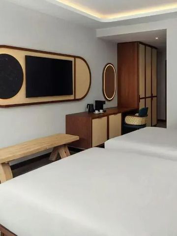Modernes Zimmer mit zwei Betten, TV und Sitzbereich