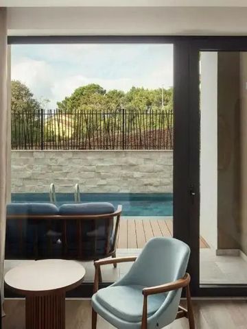 Zimmer mit Blick auf privaten Pool und moderne Einrichtung
