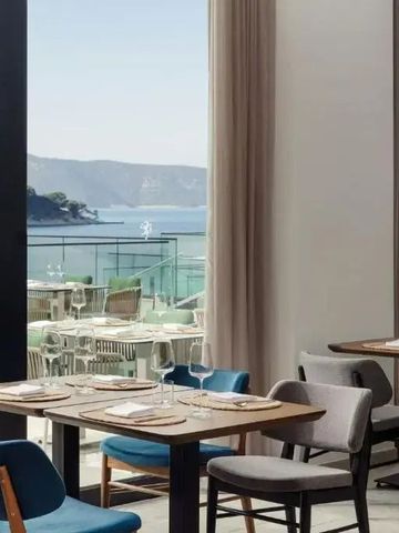 Restaurant mit Meerblick und stilvollen Möbeln auf der Terrasse