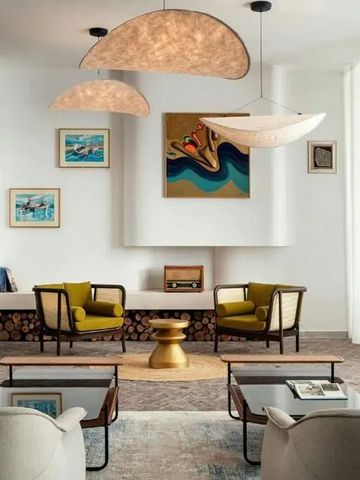 Stilvoll gestaltete Lounge mit Kunstwerken und eleganten Möbeln