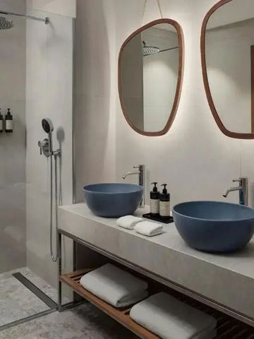 Modernes Badezimmer mit zwei Waschbecken und großer Regendusche