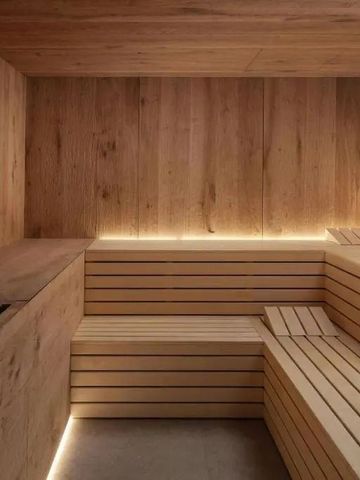Luxuriöse Sauna mit Holzvertäfelung und sanfter Beleuchtung