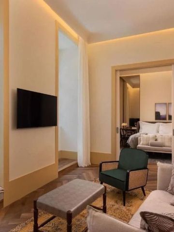 Luxuriöser Wohnbereich mit TV und stilvollen Möbeln