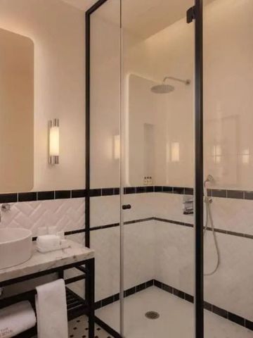 Modernes Badezimmer mit großer Dusche und stilvollem Design