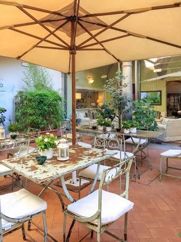 Romantische Terrasse mit Vintage-Möbeln und Pflanzen