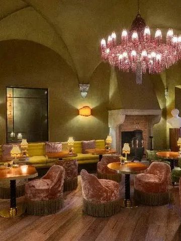 Luxuriös eingerichtete Lounge mit Kronleuchter und bequemen Sesseln