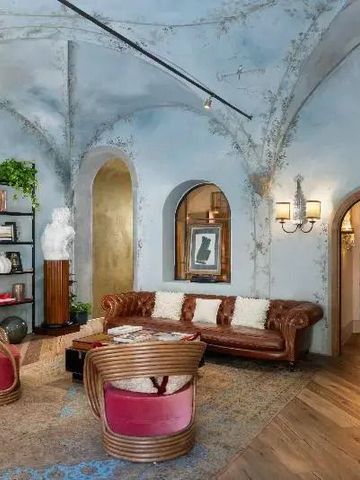 Gemütliche Lounge mit Ledersofa und Kunstwerken im klassischen Stil