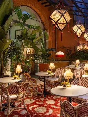 Eleganter Innenhof mit stilvollen Sitzgelegenheiten und stimmungsvoller Beleuchtung.