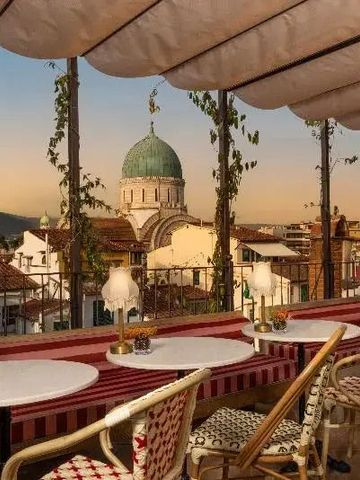 Romantische Dachterrasse mit Blick auf Florenzer Kuppel und gemütlichen Sitzgelegenheiten.