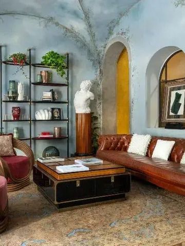 Luxuriöse Lounge mit Ledersofa, Kunstwerken und eleganten Dekorationen.