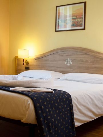 Elegant eingerichtetes Hotelzimmer mit Doppelbett und warmer Beleuchtung