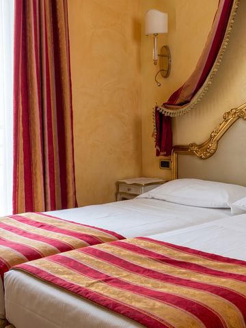 Zimmer mit eleganten Vorhängen und stilvoller Innenausstattung am Fenster
