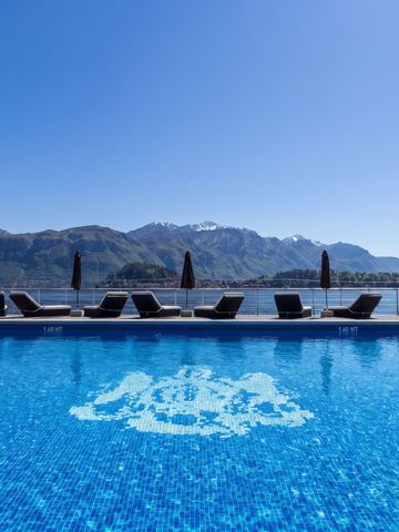 Kristallklarer Infinity Pool mit atemberaubendem Seeblick