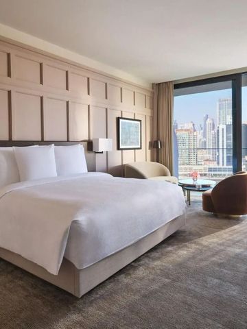Geräumiges Hotelzimmer mit Stadtblick und Kingsize-Bett
