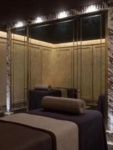 Luxuriöser Spa-Behandlungsraum mit stilvollem Dekor.