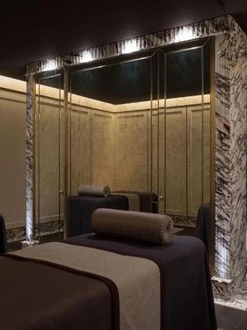 Ein weiterer Spa-Behandlungsraum im The Lanesborough mit dezenter Beleuchtung.
