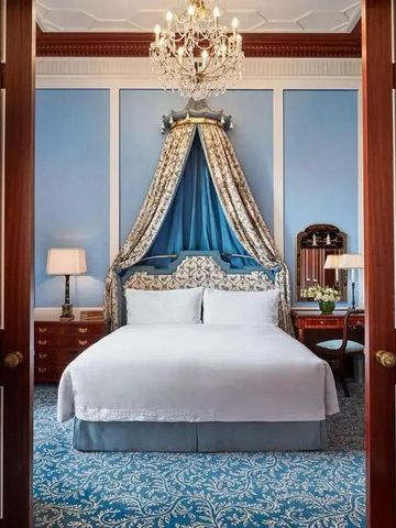 Luxuriöse Suite im The Lanesborough mit opulenter Einrichtung.