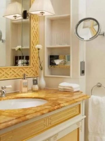 Luxuriöses Badezimmer mit Marmordetails und hochwertiger Ausstattung