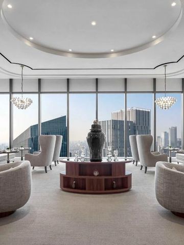 Stilvolle Lounge mit Panoramablick auf die Skyline von Jakarta.