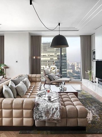 Geräumiges Wohnzimmer in einer Suite mit modernem Design und urbanem Ausblick.
