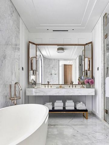 Luxuriöses Bad mit großer Badewanne und Doppelwaschbecken aus Marmor im Hotel in Jakarta