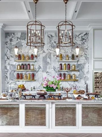 Elegantes Hotelrestaurant mit präsentierten Speisen und dekorativen Regalen an der Wand