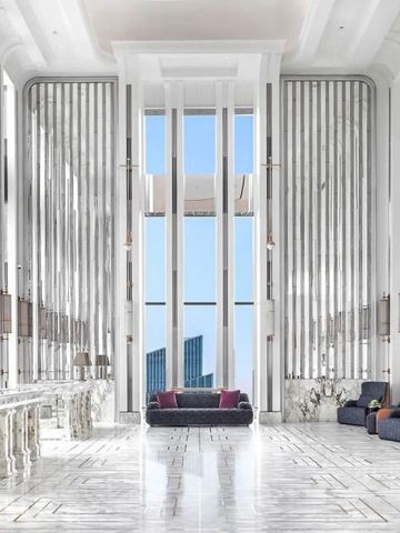 Große lichtdurchflutete Lobby mit hohen Fenstern und luxuriöser Einrichtung im Hotel in Jakarta