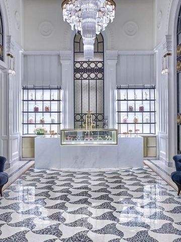 Opulent eingerichtete Lounge mit Marmordekor und großen Fenstern im Luxushotel Jakarta