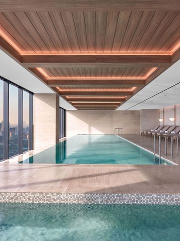 Innenpool mit Panoramablick auf die Stadt in modernem Design