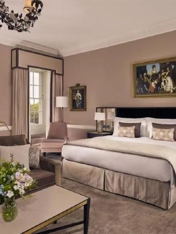 Elegantes Schlafzimmer mit Doppelbett und klassischem Dekor.