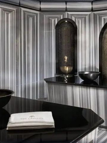 Elegantes Spa mit kunstvollen Dekorelementen