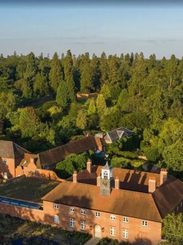 Luftaufnahme der Hotelanlage umgeben von üppigem Grün