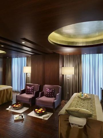 Luxuriöser Spa-Behandlungsraum mit eleganter Dekoration