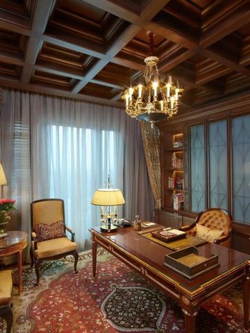 Elegantes Arbeitszimmer mit Holzdecke und Kronleuchter