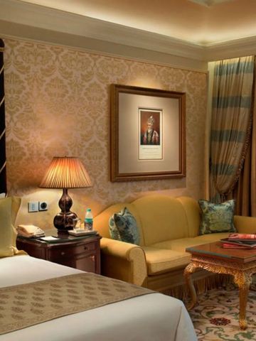 Luxuriöses Zimmer mit gemütlichem Sofa und edler Tapete
