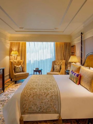 Geräumiges Hotelzimmer mit elegantem Dekor und großen Fenstern
