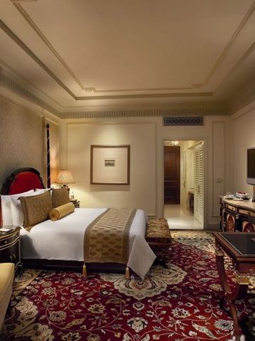 Luxuriöses Hotelzimmer mit elegantem Teppich und klassischem Dekor